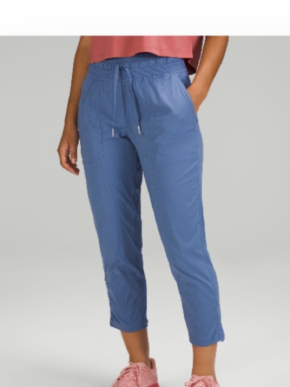 EUC Lululemon Dance Studio
Mid-Rise Crop Size 8